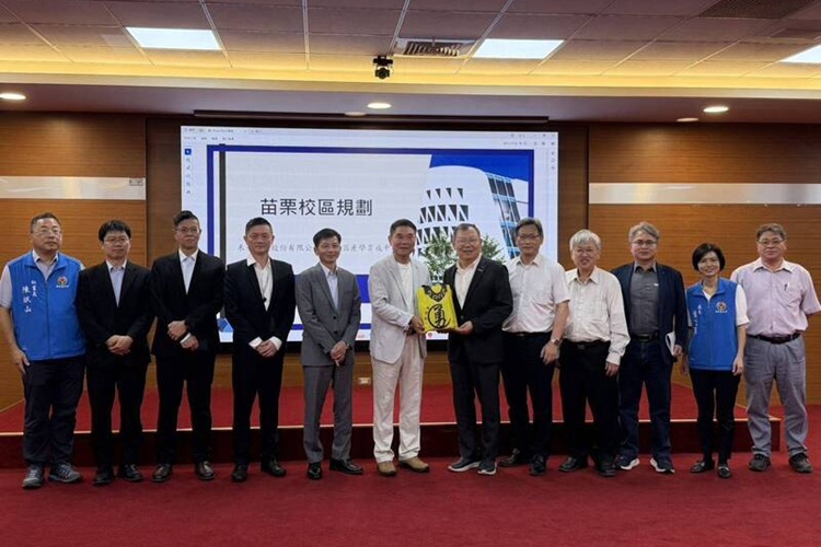 為加速辦理國立陽明交通大學苗栗校區的設立,陽明交大團隊到苗栗縣政府拜會縣長鍾東錦,雙方就苗栗校區後續規劃交流討論。(圖由縣府提供)